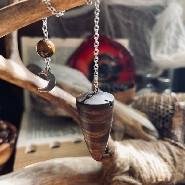 Dyed Black Leaf Maple Pendulum